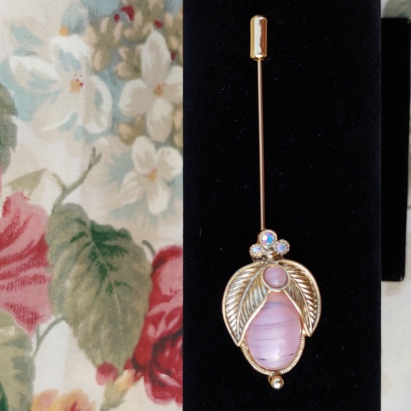 Vintage Style Oval Pink Feather Brooch in Pink and Gold Tone - Picture 4 of 12